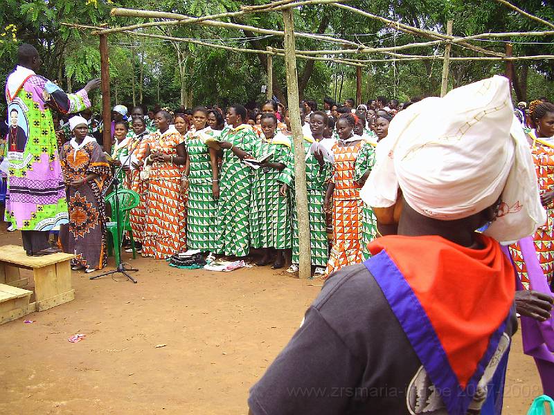 0189 Zangkoor priesterwijding Mahagi.JPG